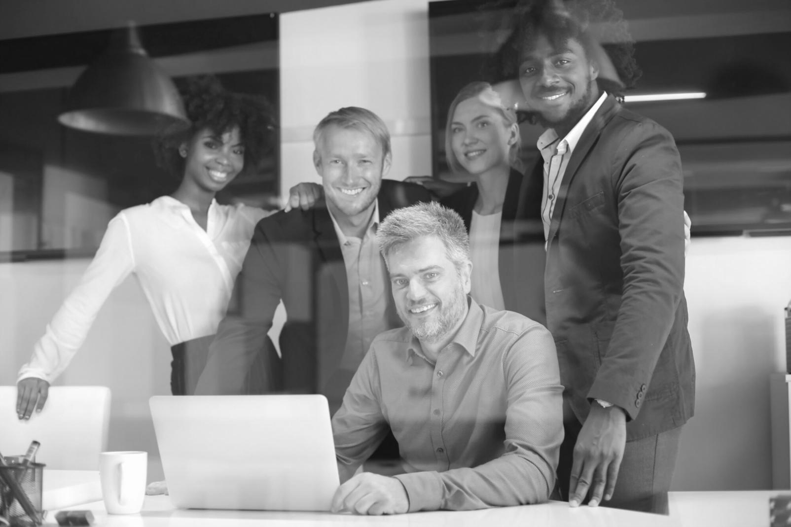 Équipe travaillant sur le développement d'un réseau de franchise